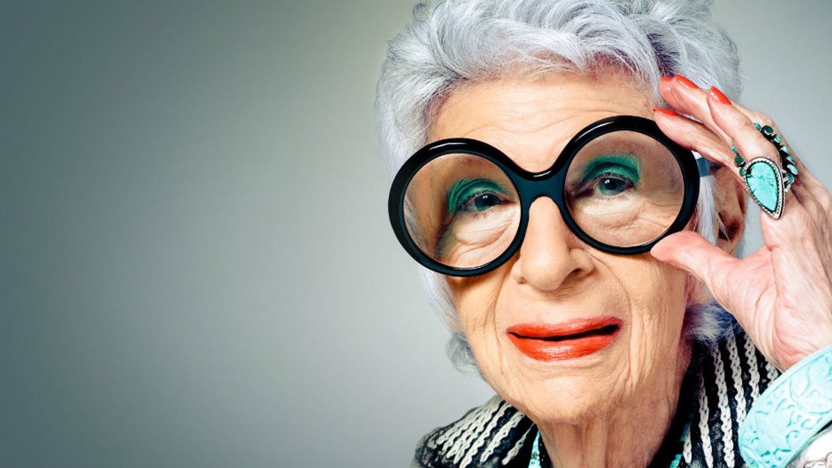 94-річна ікона стилю створила «розумні» браслети - фото 1