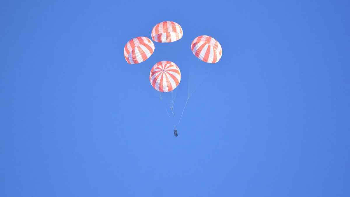 SpaceX успішно випробувала парашути корабля Crew Dragon - фото 1