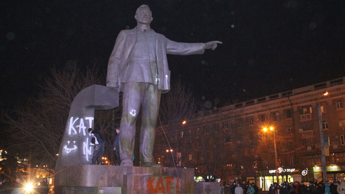 У Дніпропетровську знесли пам'ятник Петровському (Відео) - фото 1