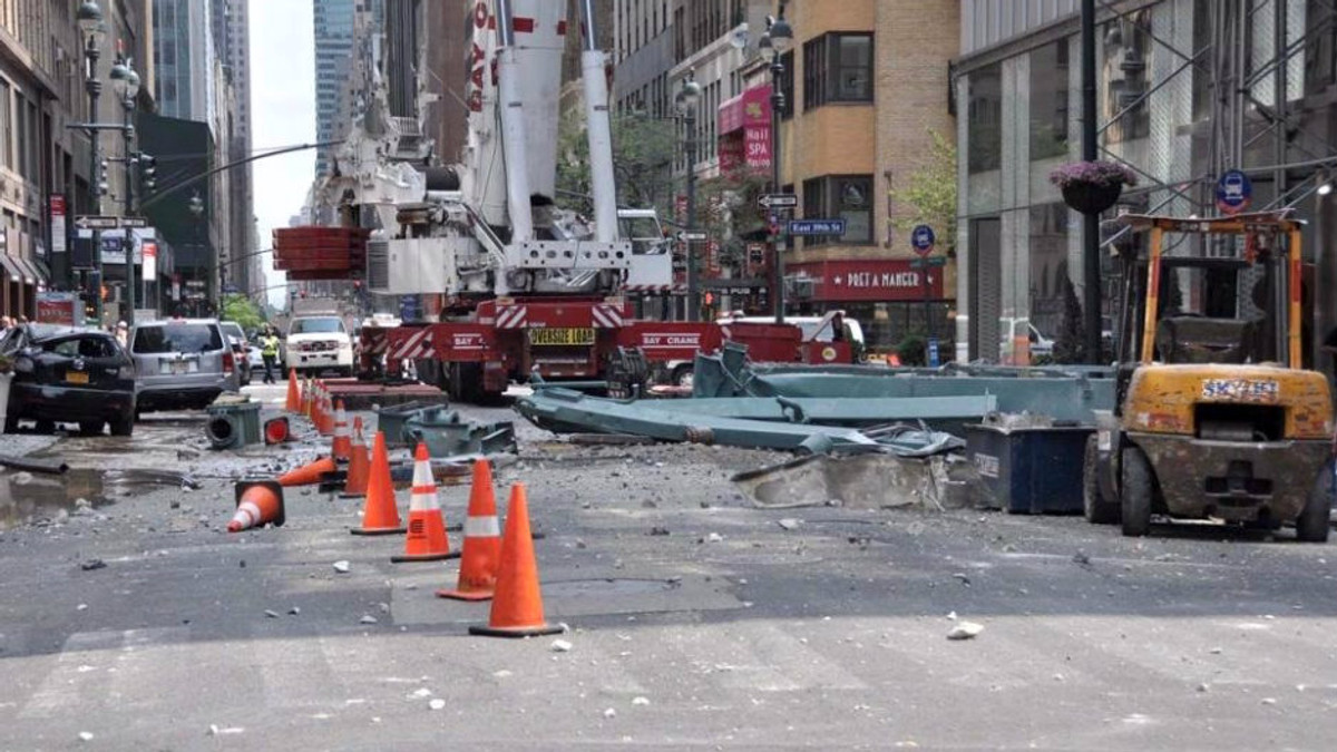 У центрі Нью-Йорка впав баштовий кран (Фото) - фото 1