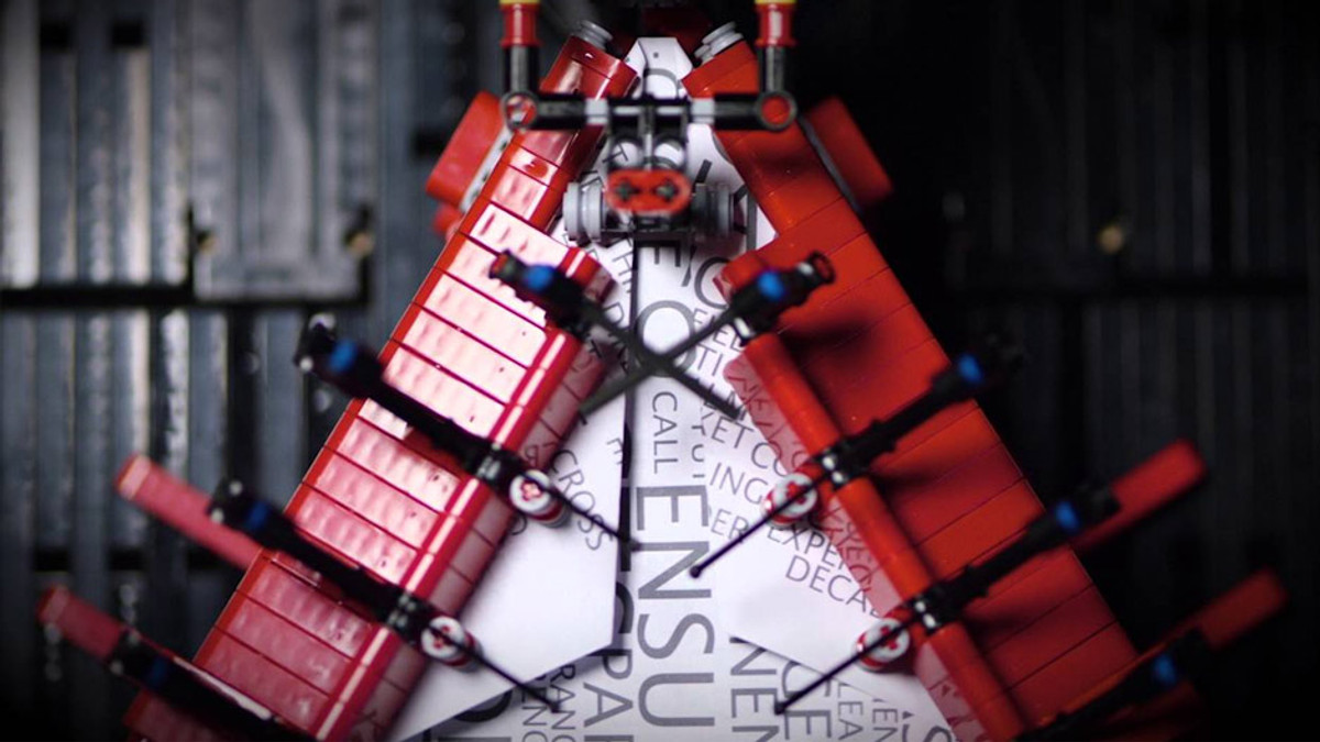 З Lego зібрали робота для складання паперових літачків - фото 1