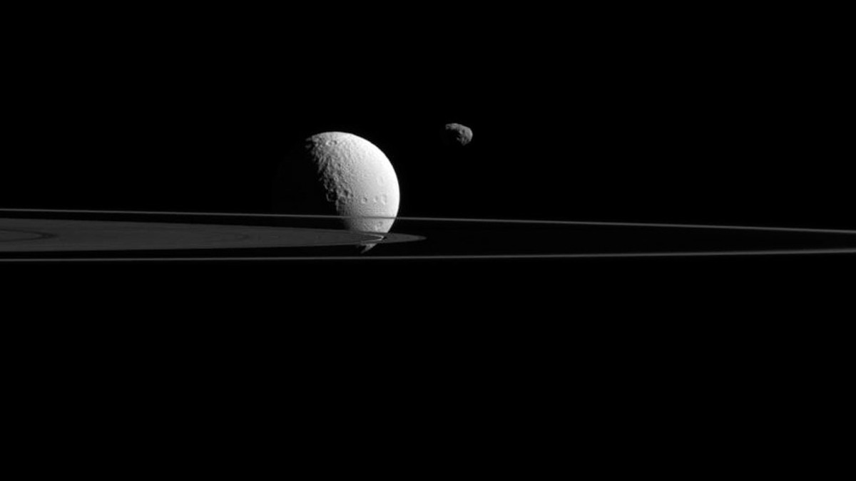 NASA показало новий знімок Тефії та кілець Сатурна - фото 1