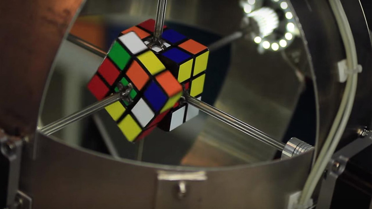 Кубик Рубіка зібрали за рекордних 0,8 секунди - фото 1