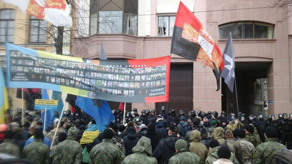 У Києві офіс Ахметова та «Сбербанк» закидали камінням - фото 1