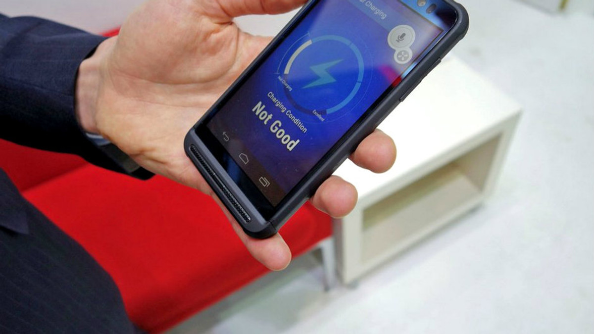 Kyocera представила смартфон з сонячною панеллю - фото 1