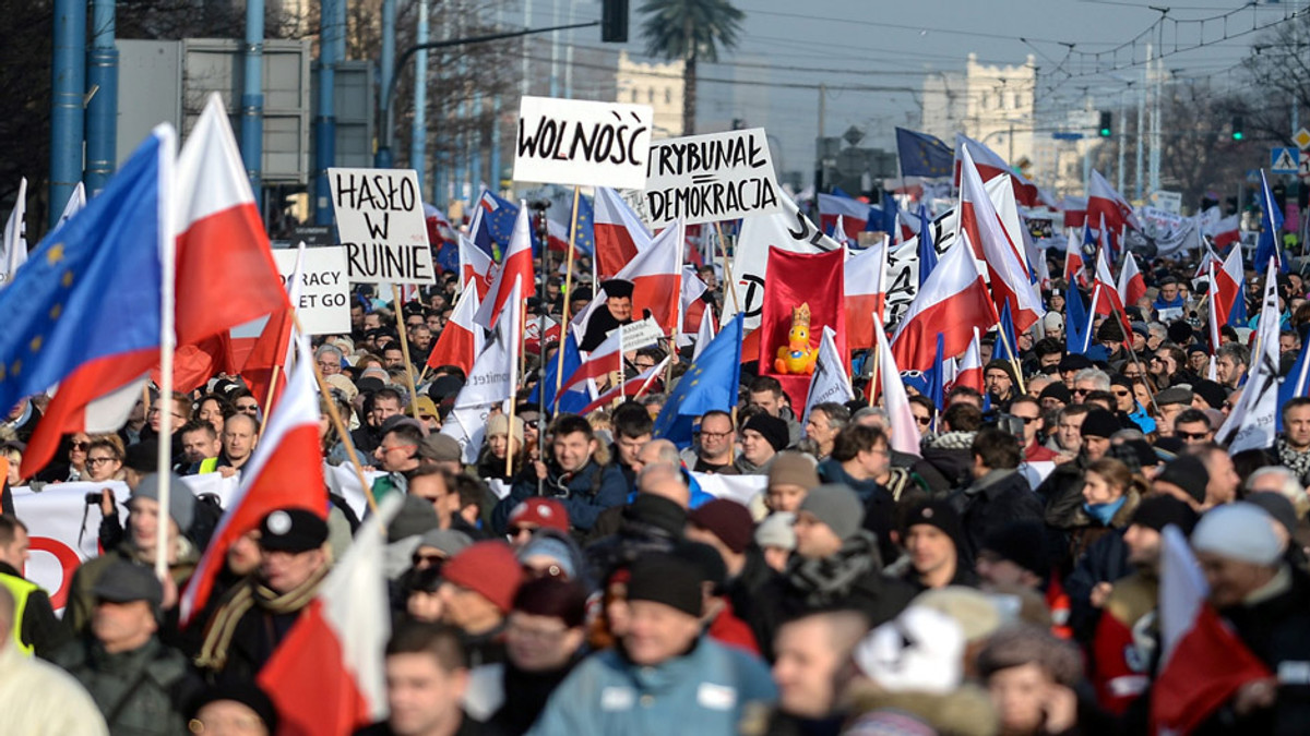 Поляки вийшли на акцію підтримки екс-президента - фото 1