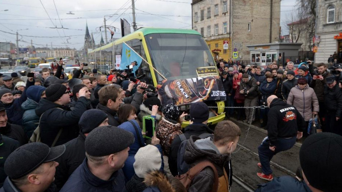 Львів'янин протягнув 38-тонний трамвай зубами - фото 1