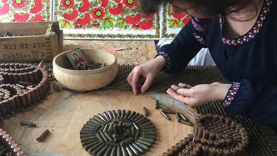 Майстриня створила картину з 7000 гільз з АТО - фото 1