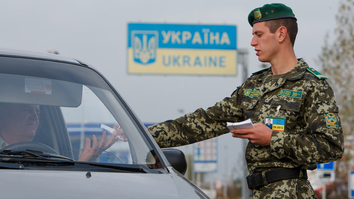 Понад 500 автівок застрягли на кордоні України і Польщі - фото 1