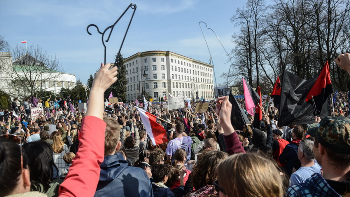 Поляки протестують проти повної заборони абортів - фото 1