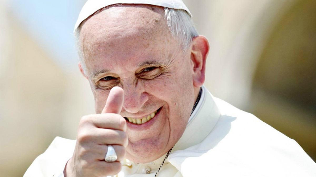 Папа Франциск зробив фото з жовто-блакитними стрічками - фото 1