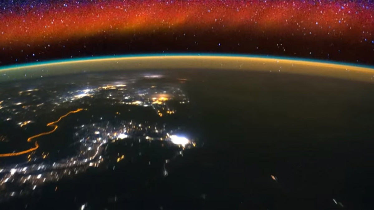 NASA показало відео світіння неба над Землею - фото 1