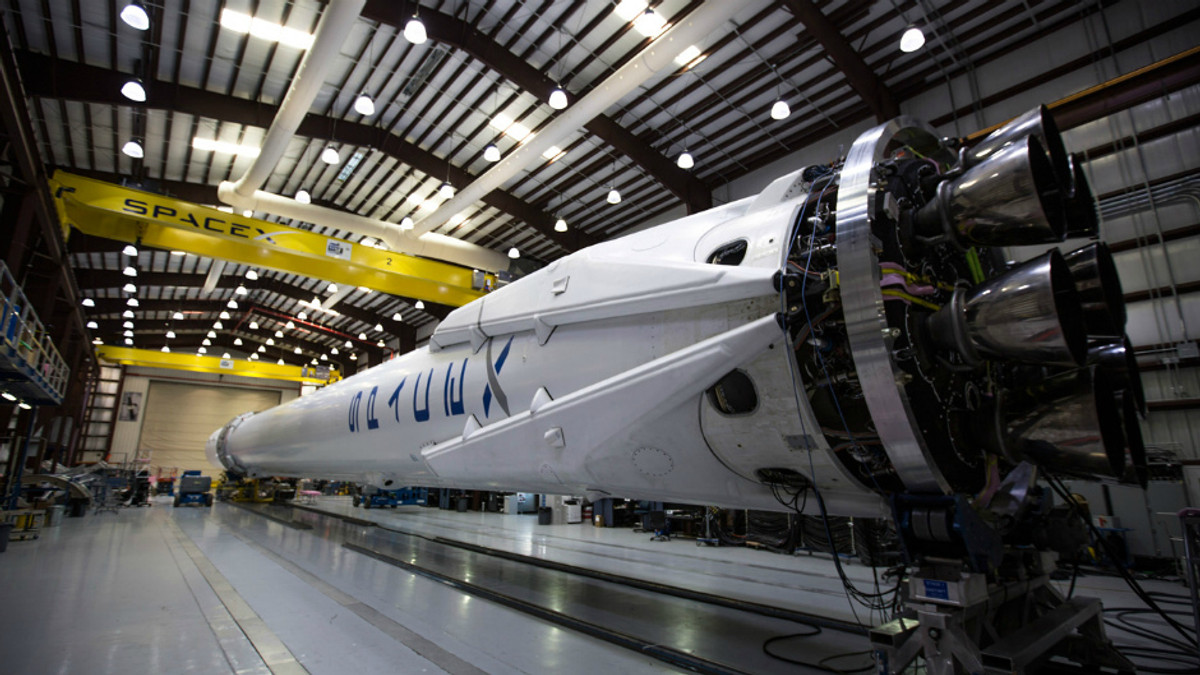 SpaceX здійснила посадку ракети Falcon 9 на платформу в океані - фото 1