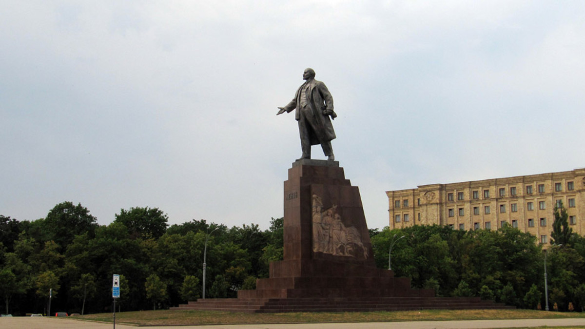 У Харкові демонтують постамент найбільшого пам'ятника Леніну - фото 1