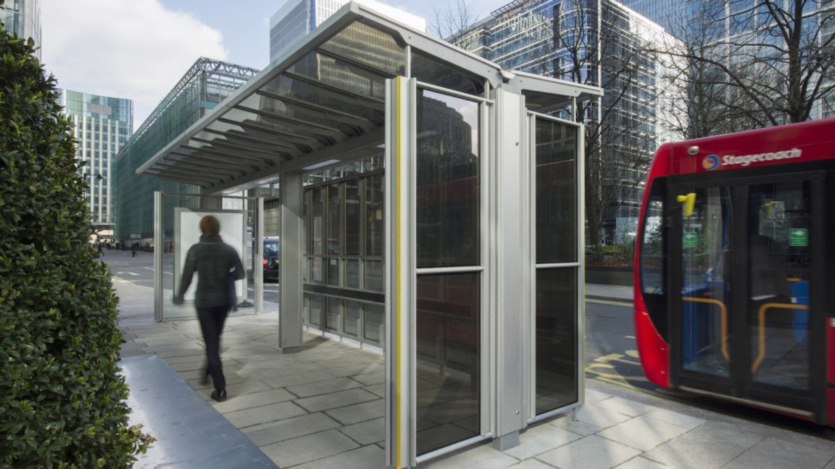 У Лондоні встановили зупинку з прозорими сонячними панелями - фото 1