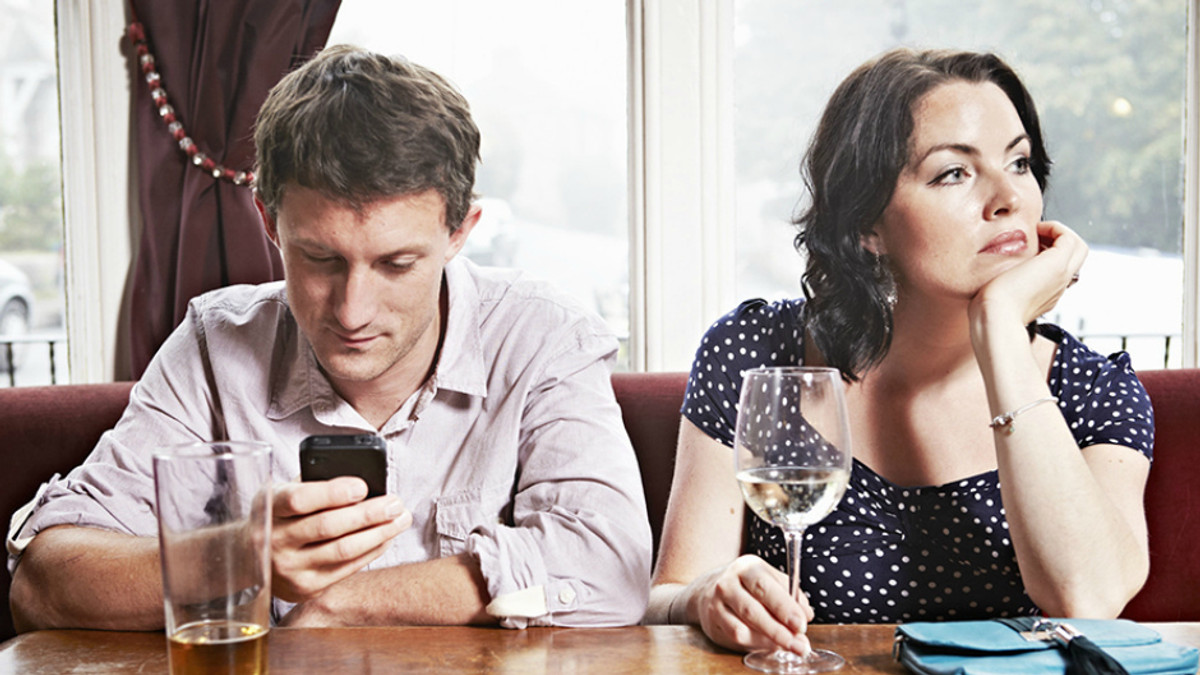 Вчені виявили вплив телефонів на романтичні стосунки - фото 1