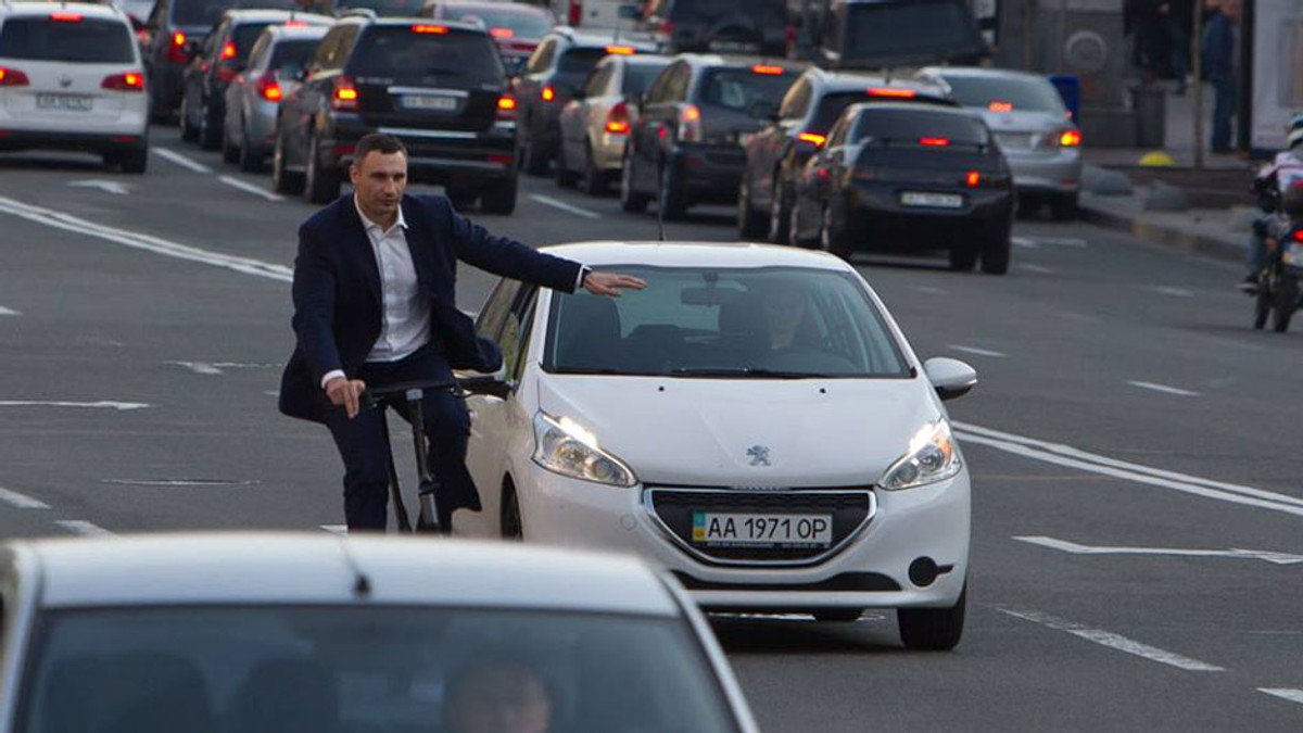 Кличко почав їздити на роботу велосипедом - фото 1