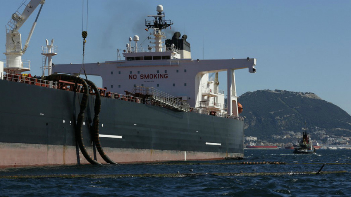 У Каспійському морі горить російський танкер: є жертви - фото 1
