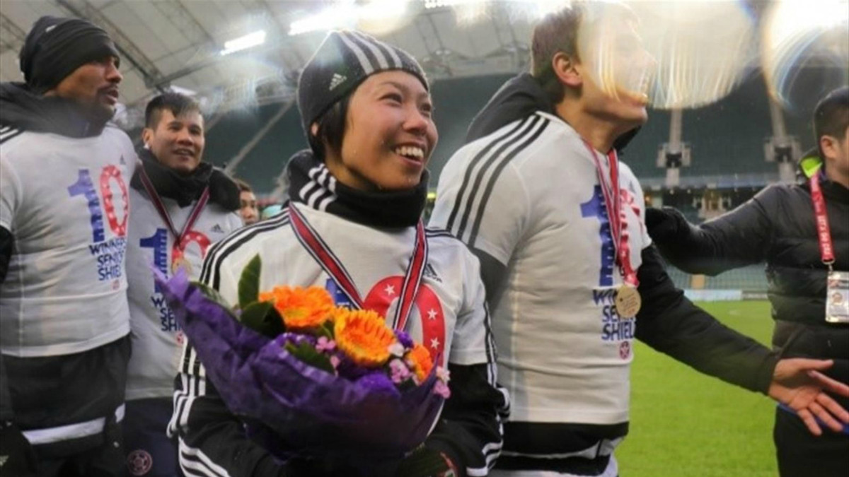 Вперше жінка-тренер з чоловічим клубом виграла чемпіонат з футболу - фото 1