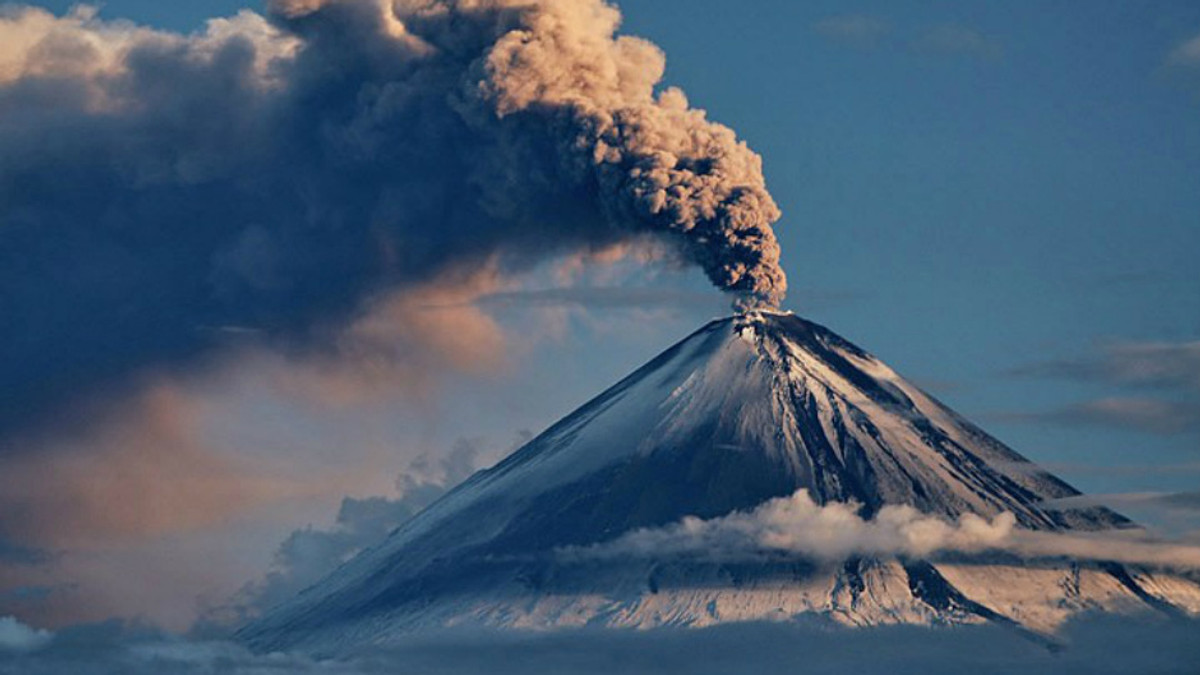Найвищий вулкан Євразії викинув 6-кілометровий стовп попелу - фото 1