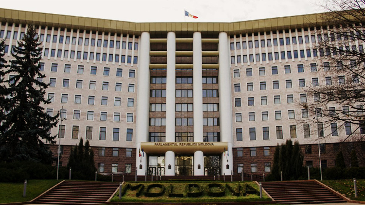 Активісти у Молдові вимагають перевиборів та покарання за «крадіжку століття» - фото 1