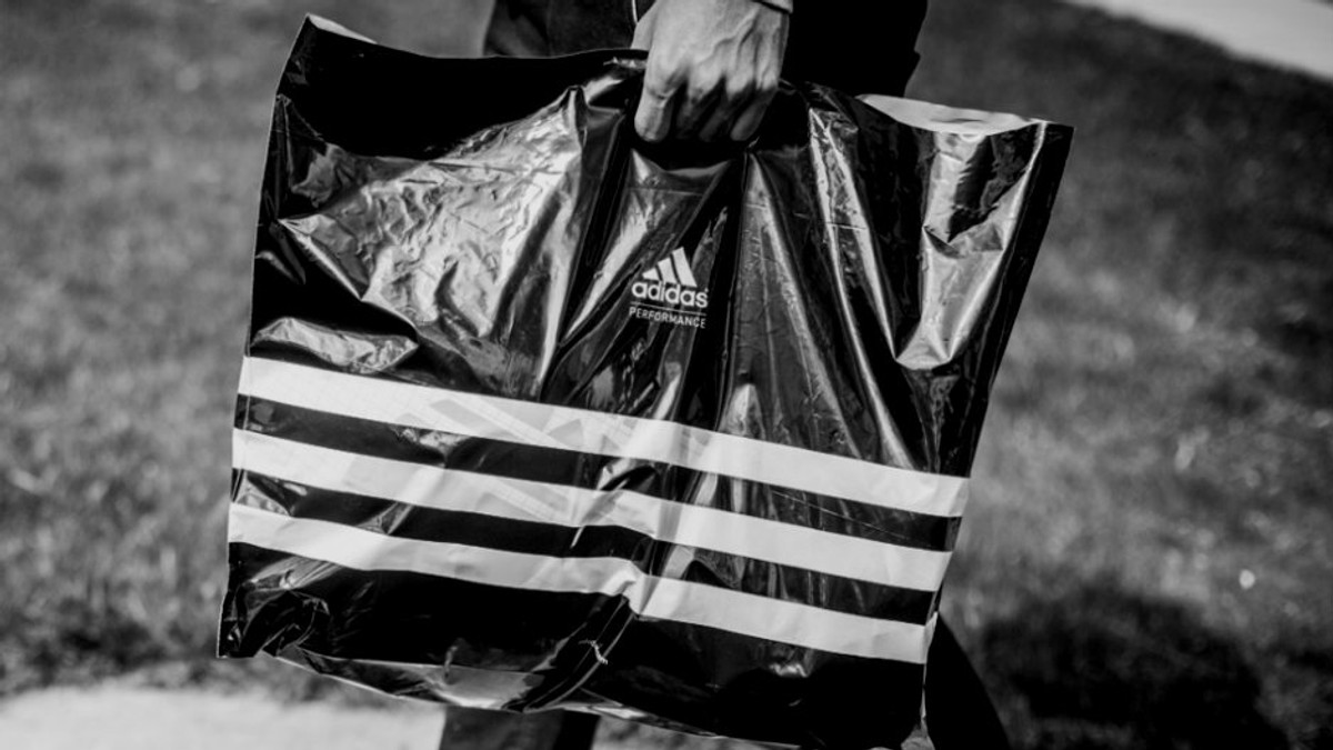Adidas переходить на паперові пакети - фото 1