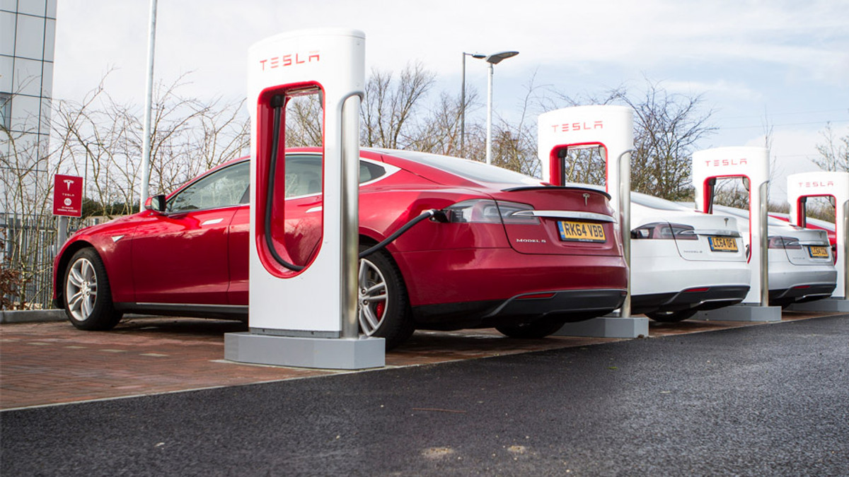 Tesla встановила у Європі 150 безкоштовних зарядок - фото 1