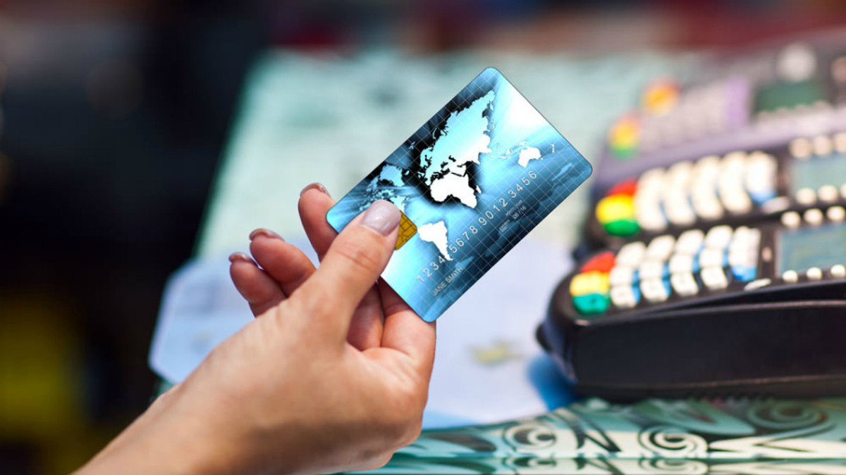 Українці зможуть знімати готівку з картки у касах магазинів - фото 1