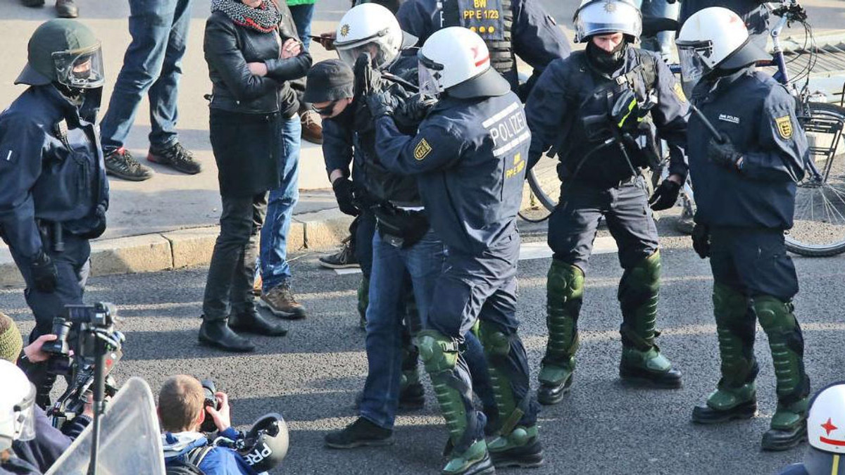 Німецька поліція заарештувала 400 демонстрантів - фото 1