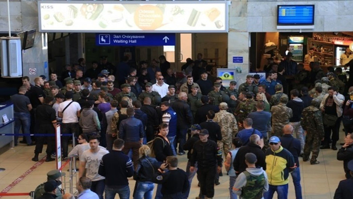 В одеському аеропорту заблокували депутатів «Опоблоку» - фото 1