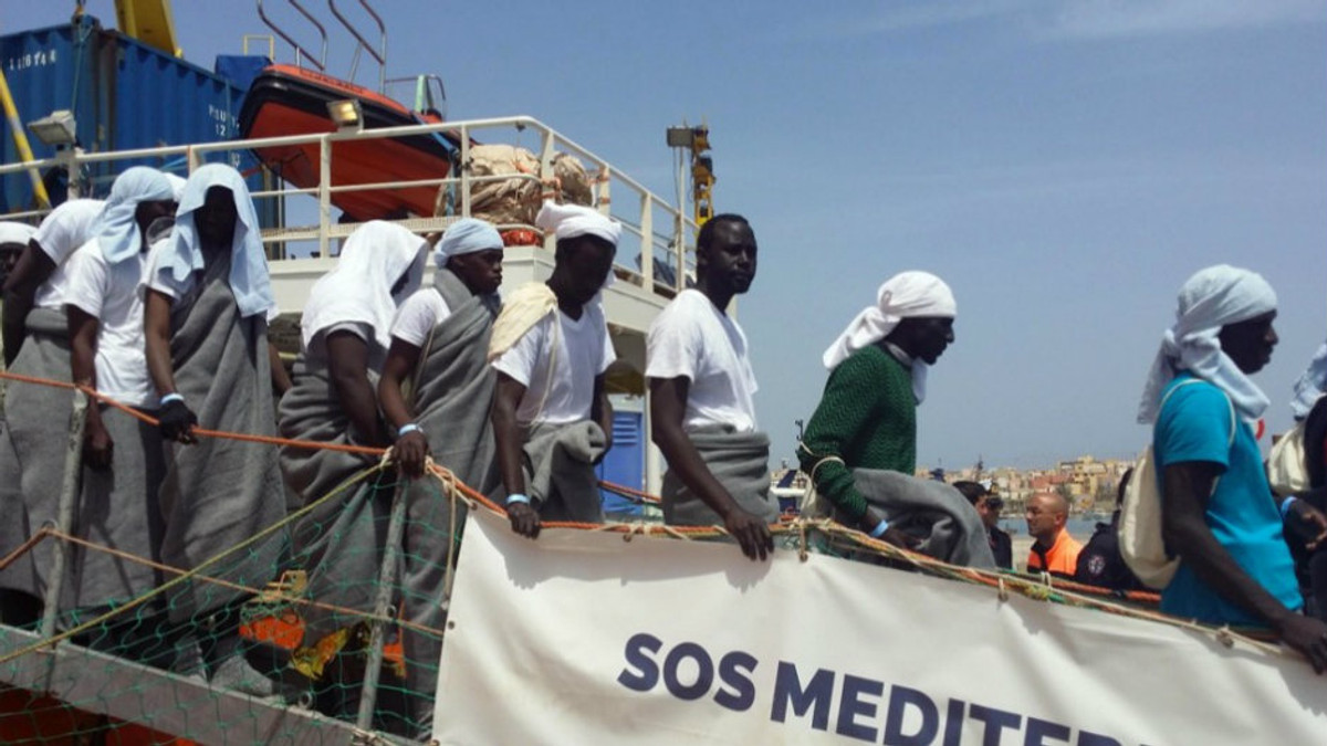 Біля берегів Італії врятували 1800 мігрантів - фото 1