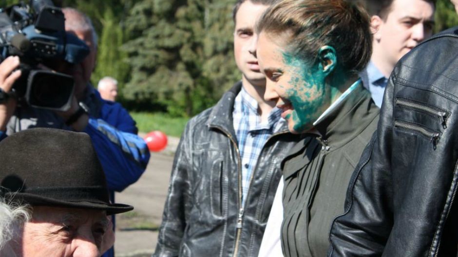 У Слов’янську Королевську облили зеленкою біля Вічного вогню - фото 1