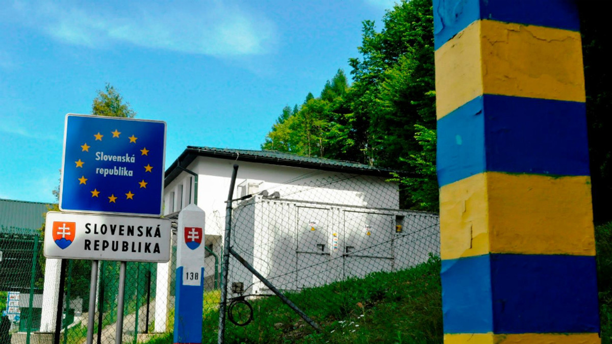 Протестувальники перекрили рух на кордоні Україна-Словаччина - фото 1