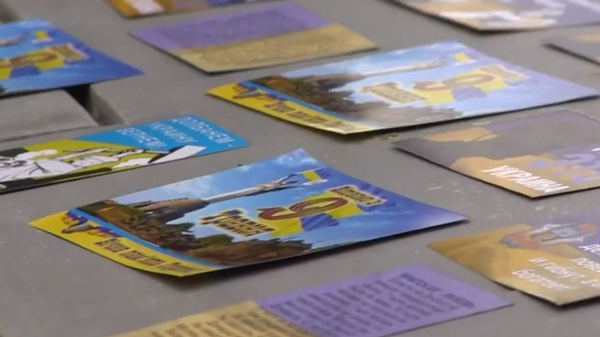 Аеророзвідка розкинула патріотичні листівки над Донецьком - фото 1
