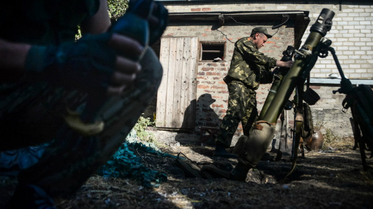 На Донбасі знову чути важкі озброєння - фото 1