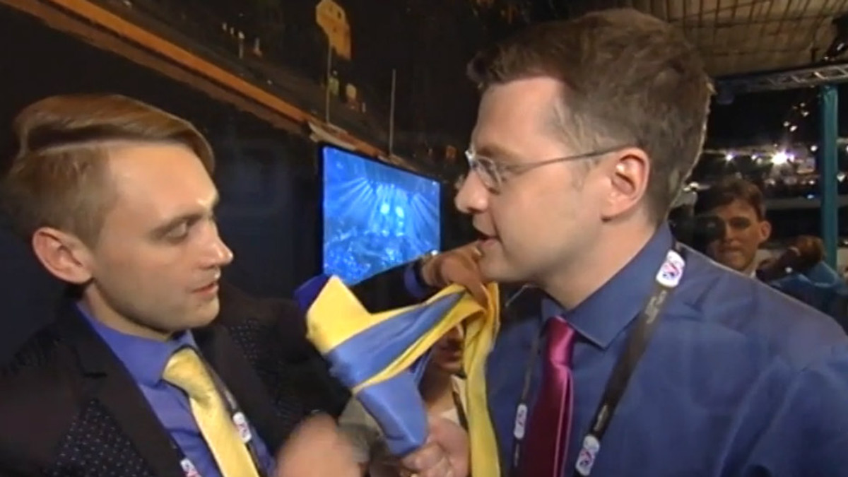 Журналіст пов’язав прапор України на мікрофон «Россия» - фото 1