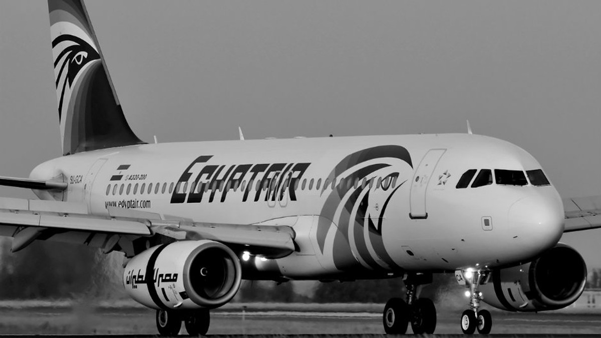 Знайшли речі пасажирів літака EgyptAir - фото 1