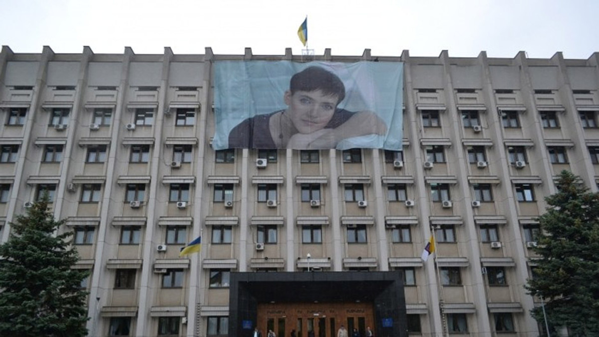 На Одеській ОДА вивісили 20-метровий портрет Савченко - фото 1