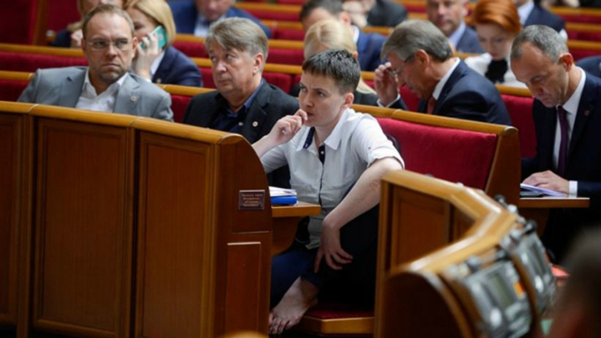 Активістка накинулася на Надію Савченко біля Ради - фото 1
