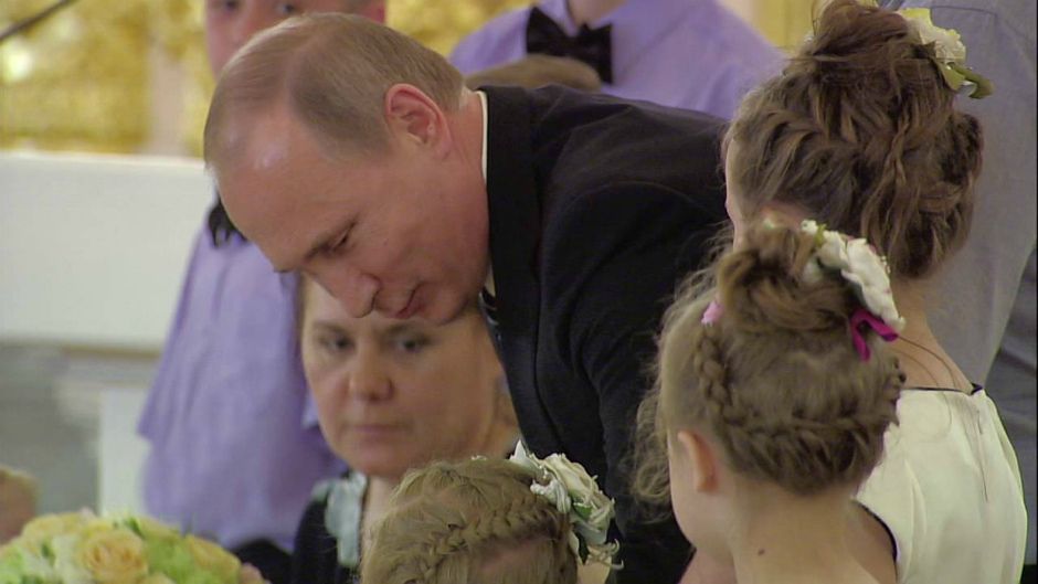 Іронія дня: Нардепи хитають "Титанік", а Путін лякає дітей