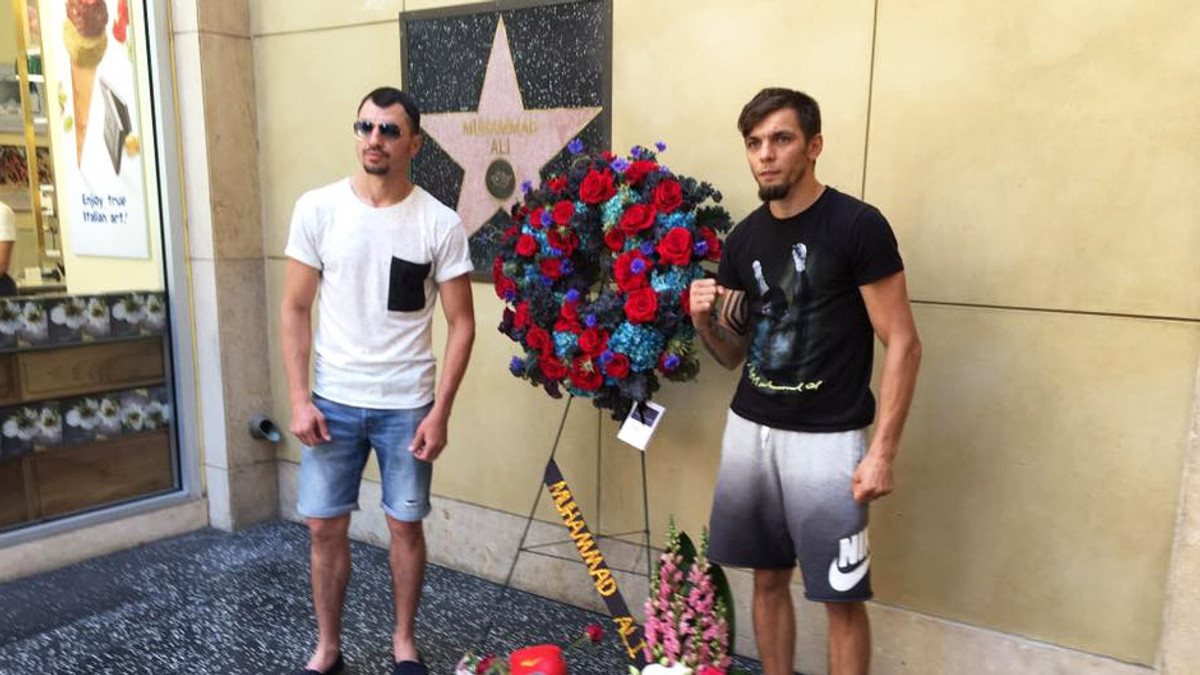 Українські боксери принесли квіти до зірки Мухаммеда Алі - фото 1