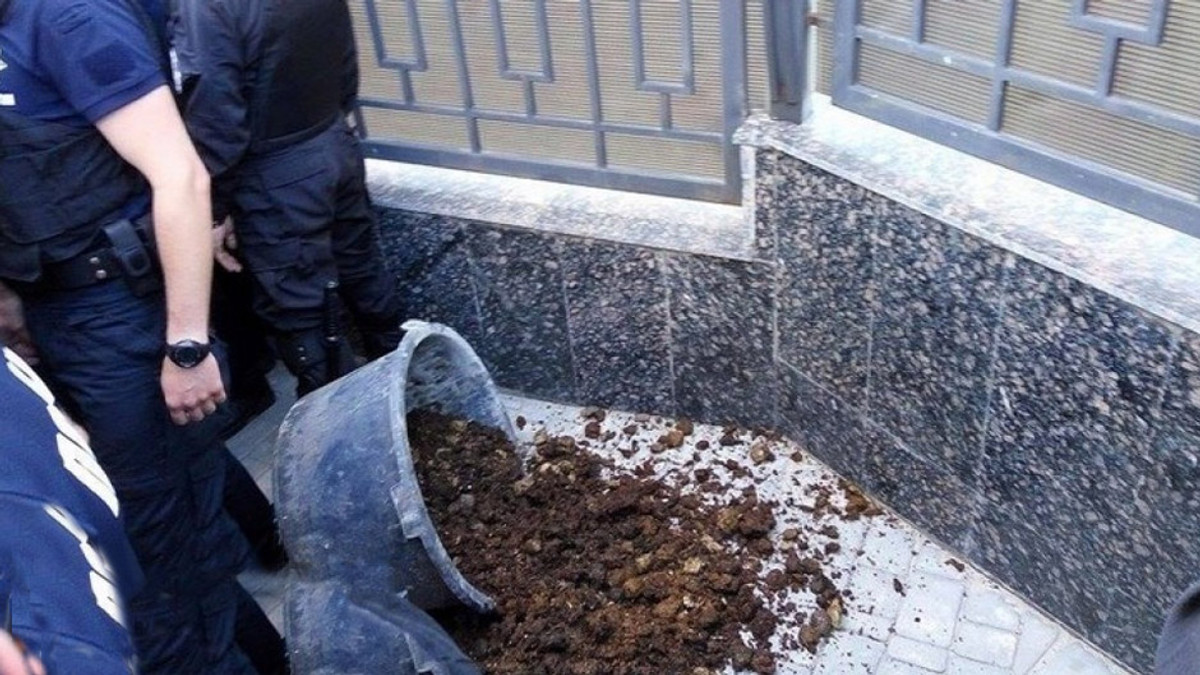 В Одесі консульство РФ закидали яйцями і гноєм - фото 1