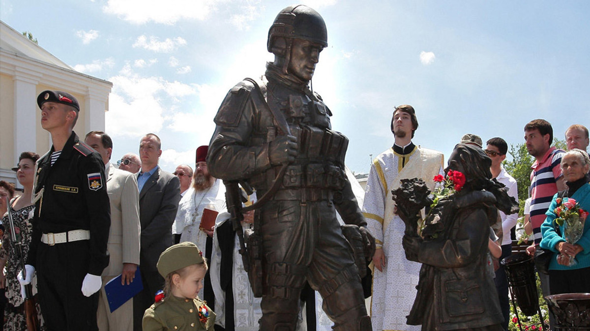 У Криму відкрили пам'ятник «ввічливим людям» - фото 1