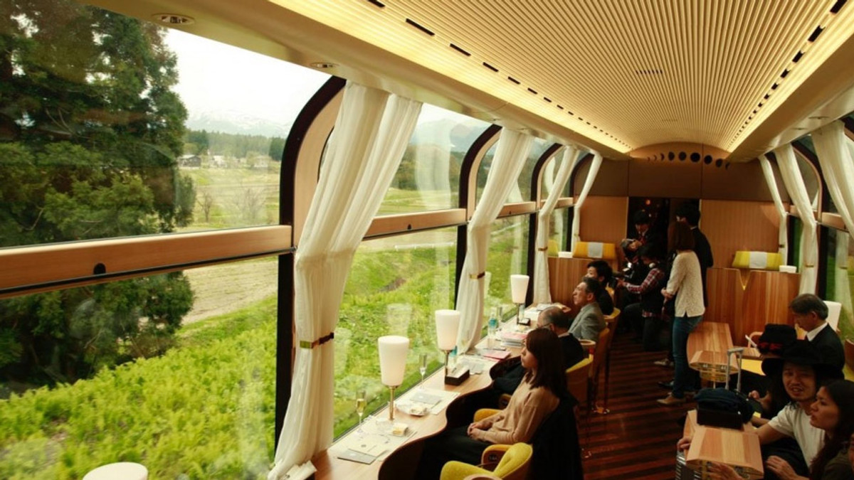 Японці запустили «скляний» поїзд для туристів - фото 1