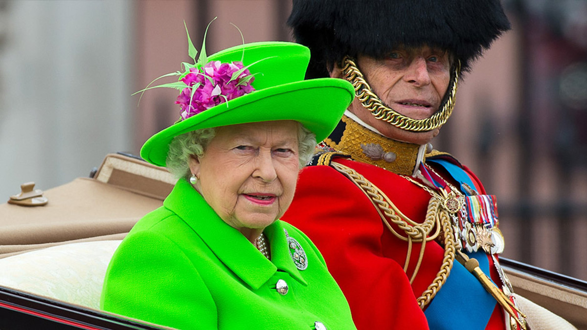 Вбрання королеви Єлизавети II підкорило соцмережі - фото 1