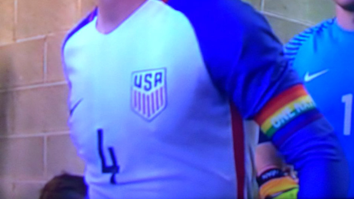 Капітан збірної США вийшов на поле з пов'язкою ЛГБТ - фото 1