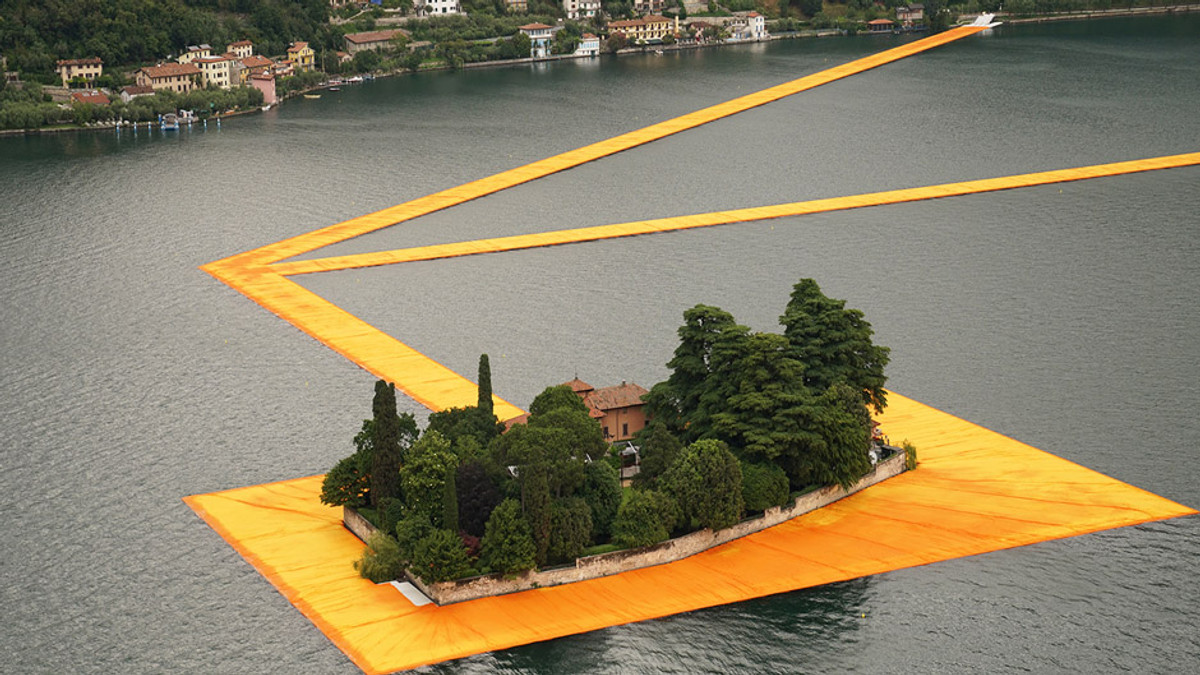 Художник створив «плаваючі стежки» на озері в Італії - фото 1
