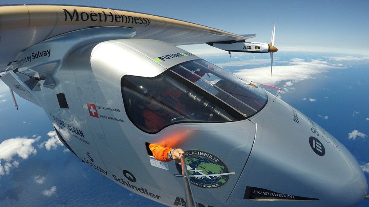 Літак на сонячних батареях достроково перелетів Атлантику - фото 1