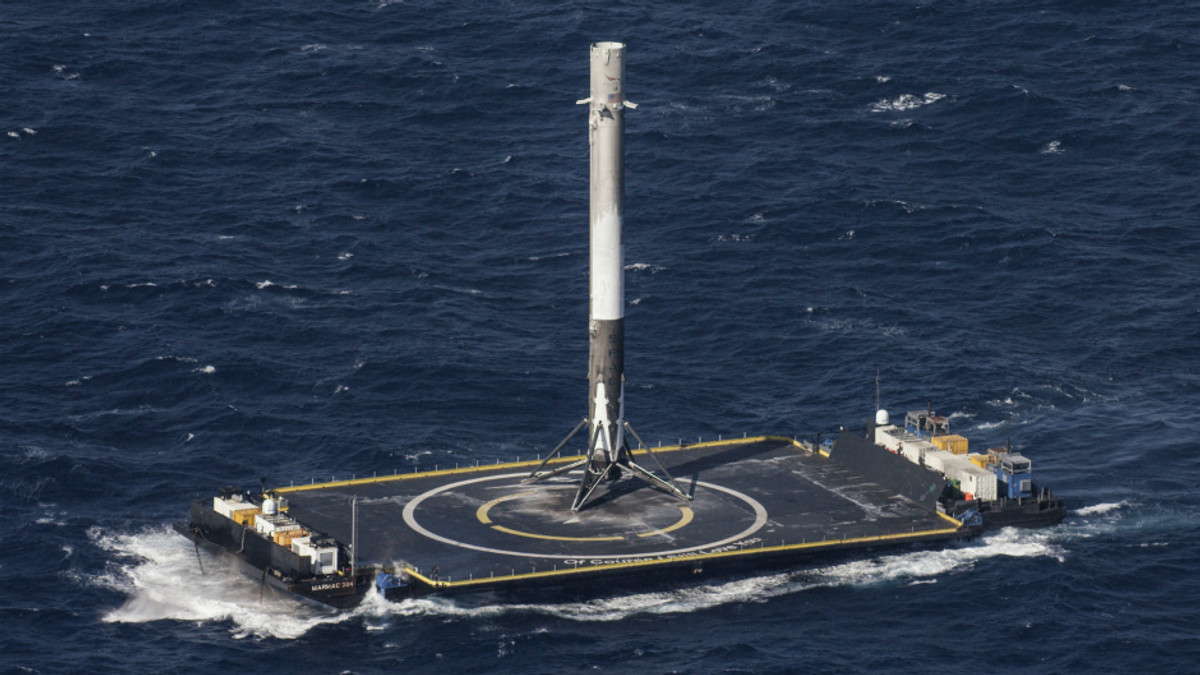 Посадку Falcon 9 показали за допомогою дрона та басейну - фото 1