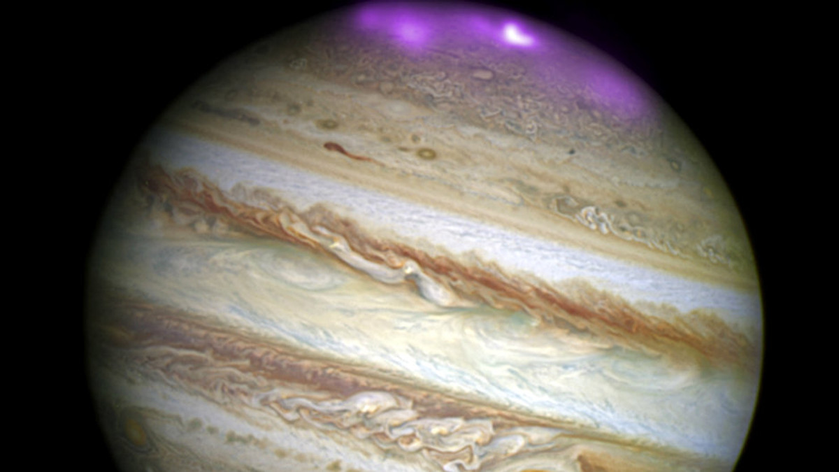 Hubble зняв неймовірне полярне сяйво на Юпітері - фото 1